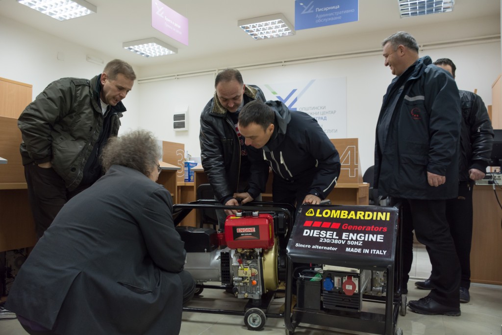 Petar Bojović uručuje akumulatore predsedniku opštine Bosilegrad Vladimiru Zaharijevu