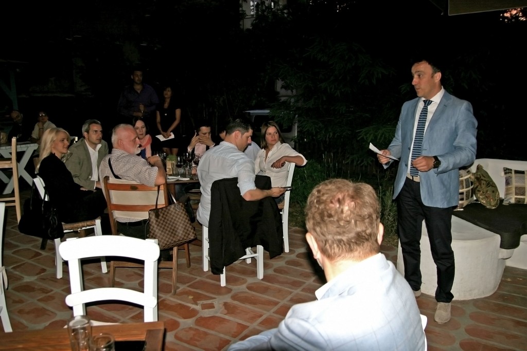 Petar Bojović pozdravlja prisutne na donatorskoj večeri koju je organizovao DSS Starog grada za pomoć ugroženima u poplavama