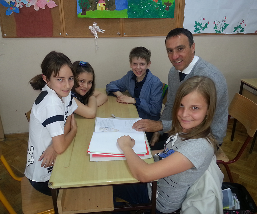 Petar Bojović sa decom iz OŠ Vuk Karadžić koja su pravila svoj udžbenik.