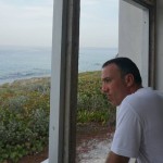 Petar Bojović gleda kroz prozor na Atlanski okean.
